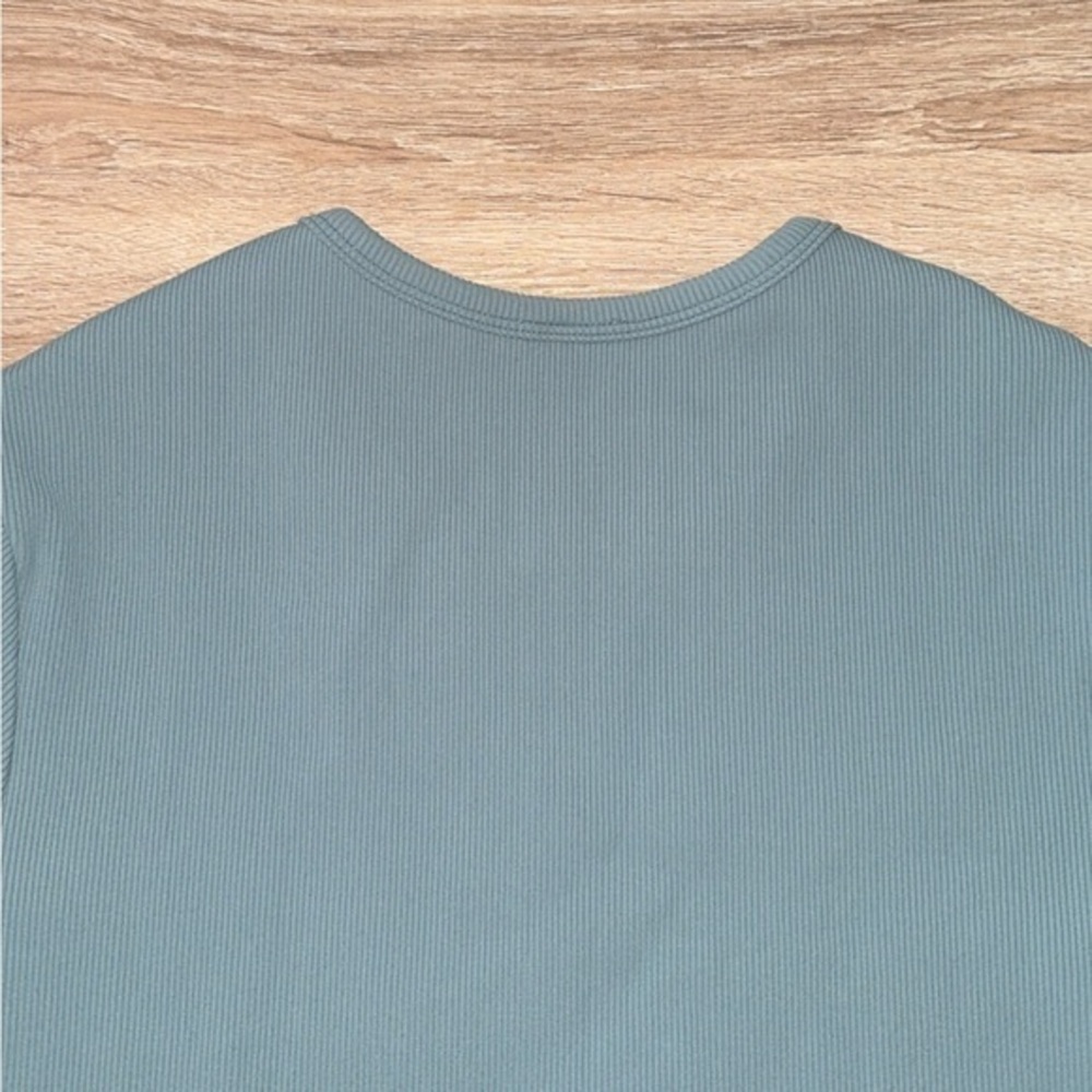 Alo Yoga Ribbed Cropped Short Sleeved Blue Splash Top T-Shirt - Picture 5 of 7